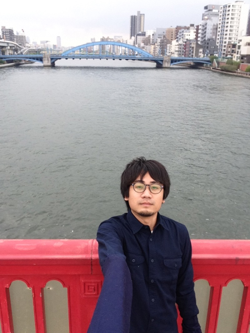 Illustration for article titled Embarrassed By Selfie Sticks, Man Creates a "Selfie Arm"